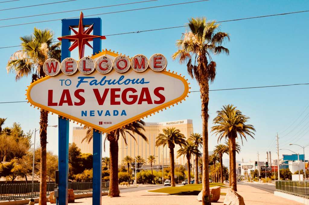 reasons-to-visit-las-vegas-sign